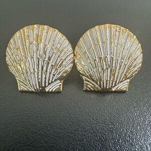 Vintage Sea Shell Shaped Gold Toned Coastal Beach Clip On Earrings